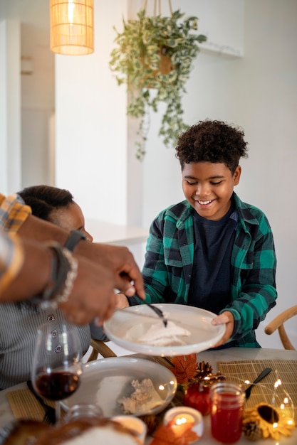 La famiglia è pronta per la cena del Ringraziamento