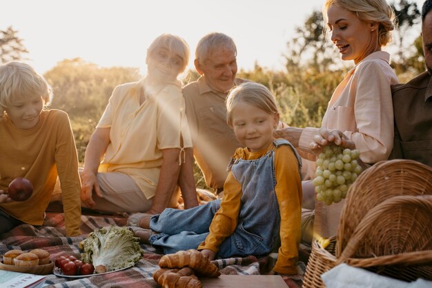 La famiglia felice all'aperto da vicino