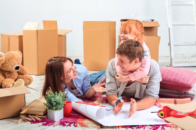 La famiglia felice durante la riparazione e il trasferimento