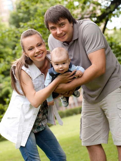 La famiglia felice passeggia nel parco