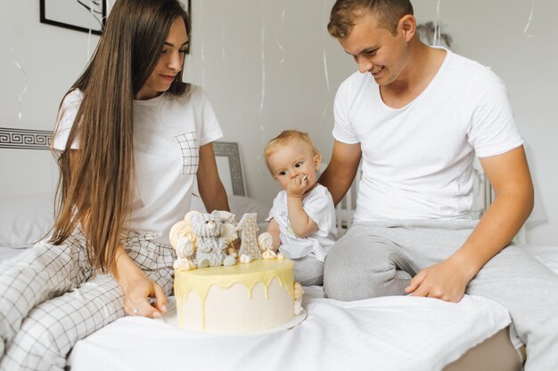 La famiglia festeggia il compleanno