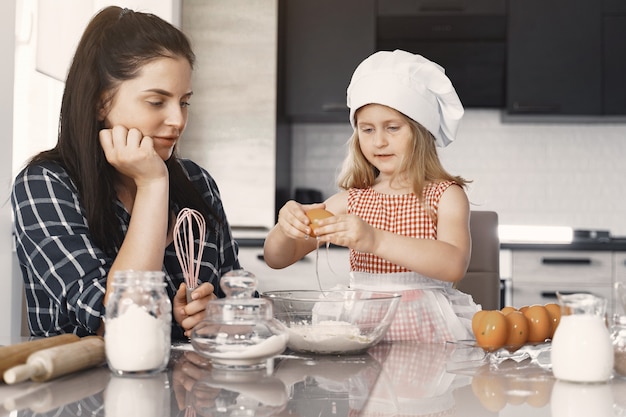 La famiglia in una cucina cucina la pasta per i biscotti