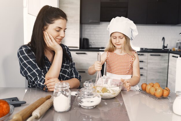 La famiglia in una cucina cucina la pasta per i biscotti