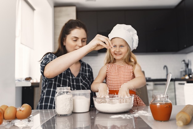 La famiglia in una cucina cucina la pasta per i biscotti