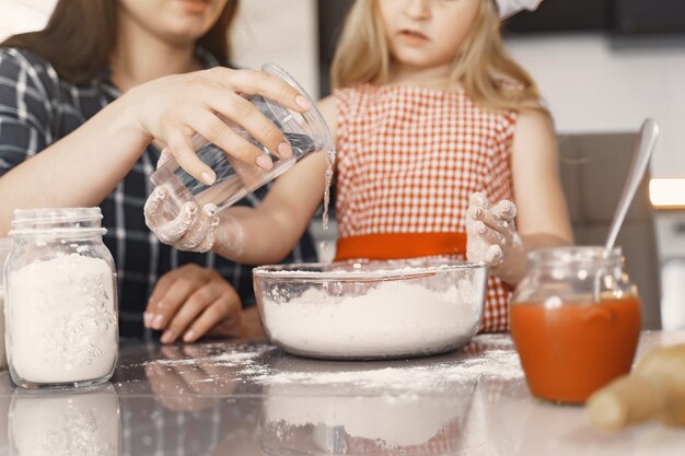 La famiglia in una cucina cucina la pasta per i biscotti