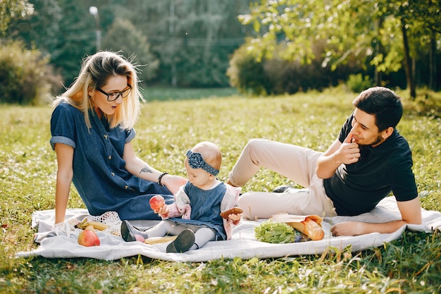 La famiglia passa il tempo in un parco