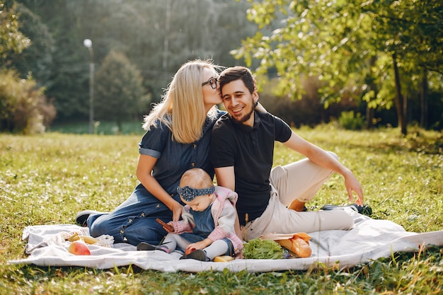 La famiglia passa il tempo in un parco