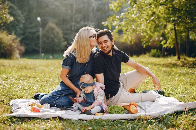 La famiglia passa il tempo in un parco