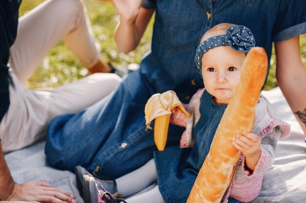 La famiglia passa il tempo in un parco