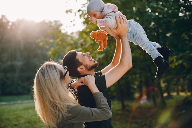 La famiglia passa il tempo in un parco