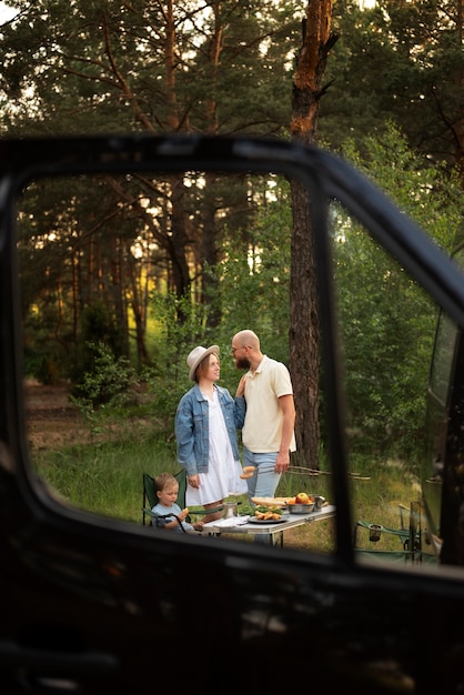 La famiglia si diverte in campeggio