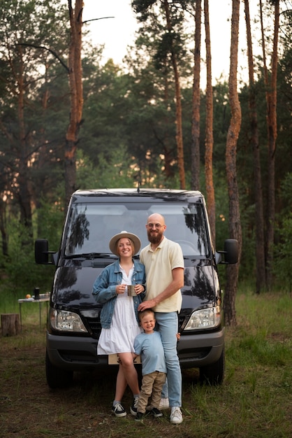 La famiglia si diverte in campeggio