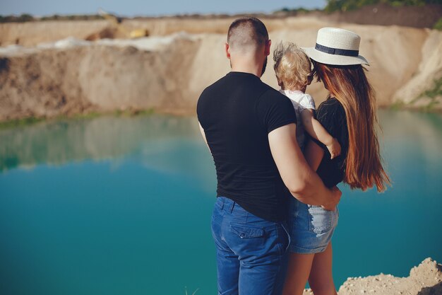 La famiglia si diverte in un parco