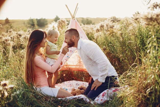 La famiglia si diverte in un parco