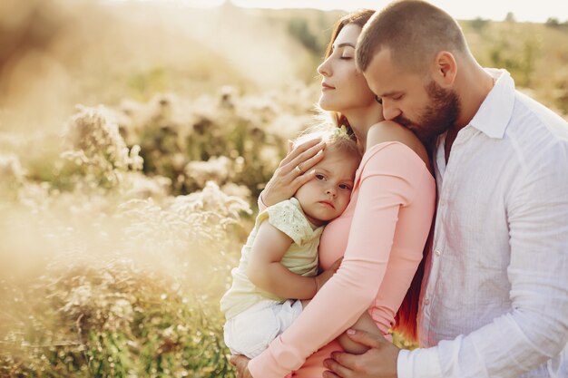 La famiglia si diverte in un parco