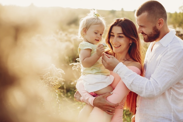 La famiglia si diverte in un parco