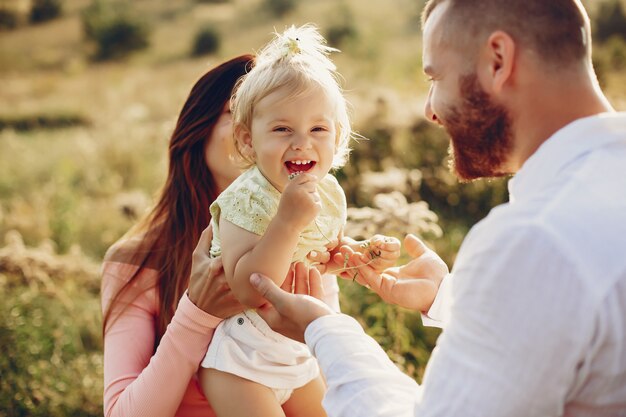 La famiglia si diverte in un parco