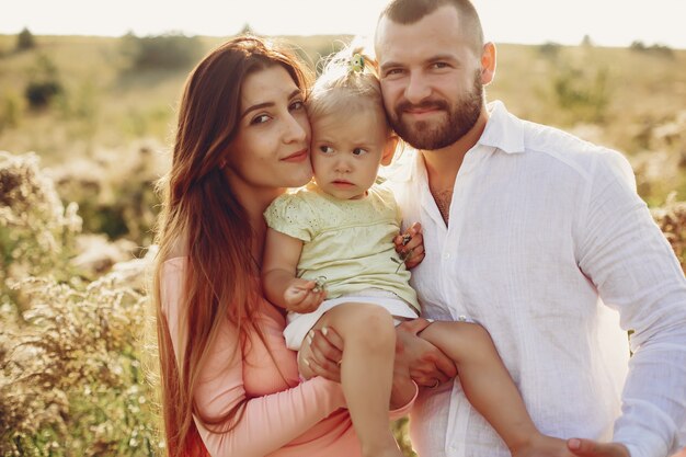 La famiglia si diverte in un parco