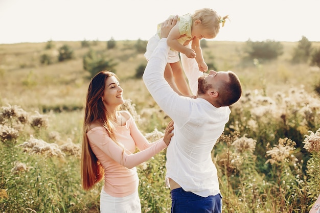 La famiglia si diverte in un parco