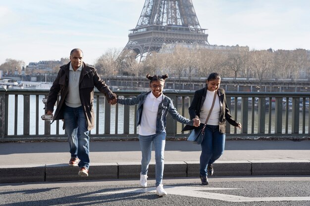 La famiglia si gode il viaggio a Parigi
