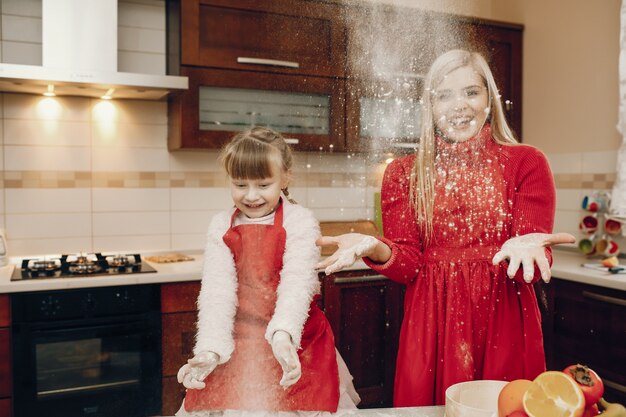 La famiglia sveglia prepara la colazione in una cucina