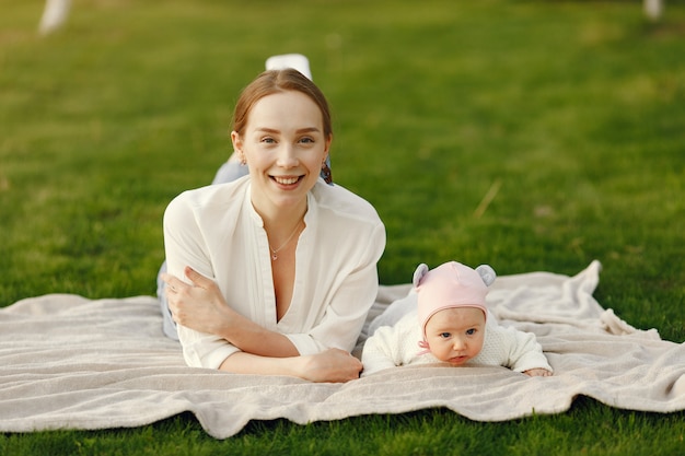 La famiglia trascorre del tempo in un giardino estivo