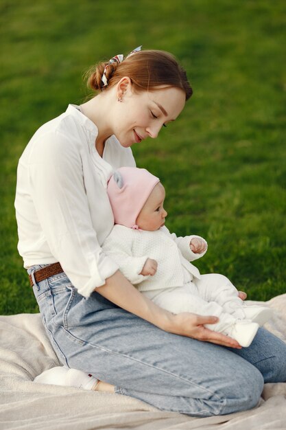 La famiglia trascorre del tempo in un giardino estivo