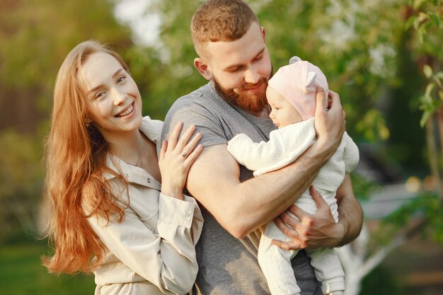 La famiglia trascorre del tempo in un giardino estivo