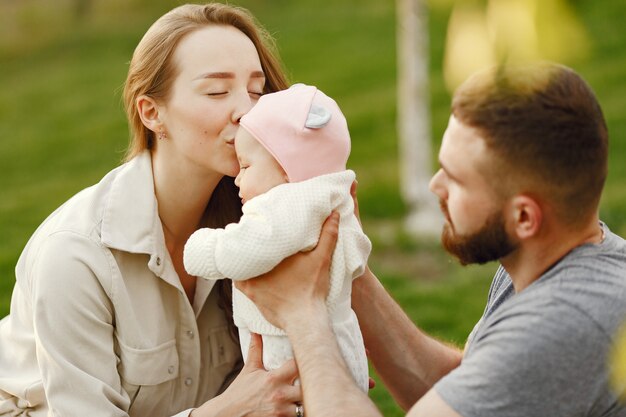 La famiglia trascorre del tempo in un giardino estivo