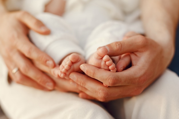 La famiglia trascorre del tempo in un giardino estivo