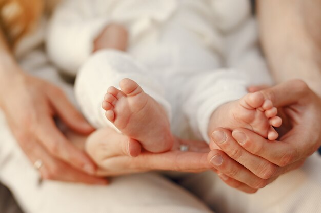 La famiglia trascorre del tempo in un giardino estivo