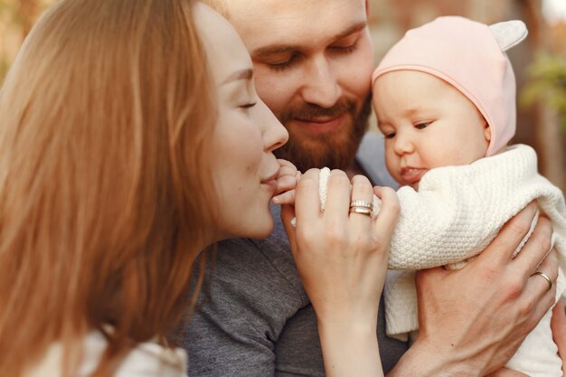 La famiglia trascorre del tempo in un giardino estivo