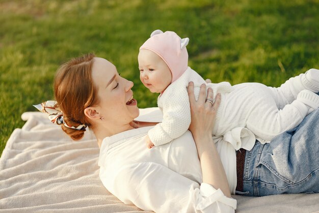 La famiglia trascorre del tempo in un giardino estivo