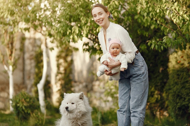 La famiglia trascorre del tempo in un giardino estivo