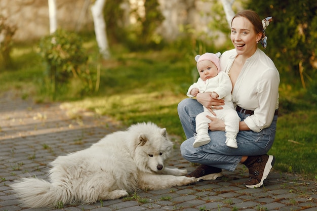 La famiglia trascorre del tempo in un giardino estivo