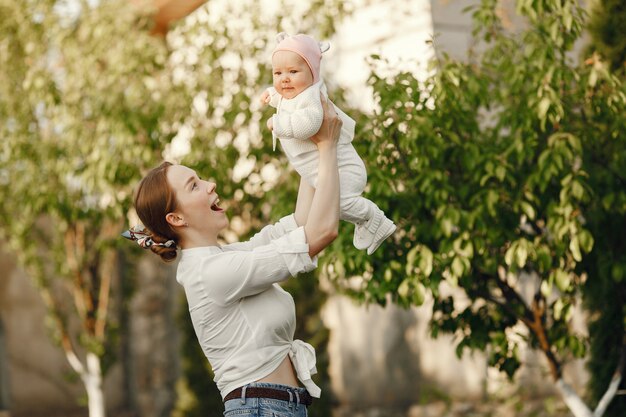 La famiglia trascorre del tempo in un giardino estivo