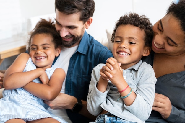 La famiglia trascorre del tempo insieme a casa