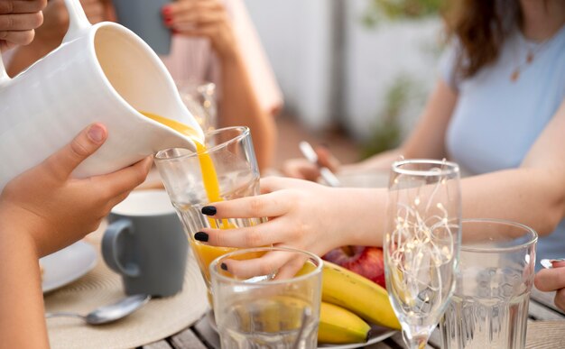 La famiglia trascorre del tempo insieme all'aperto e beve succo d'arancia