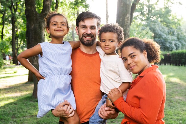 La famiglia trascorre del tempo insieme all'aperto nel parco