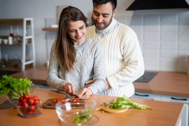 La famiglia trascorre del tempo insieme e cucina