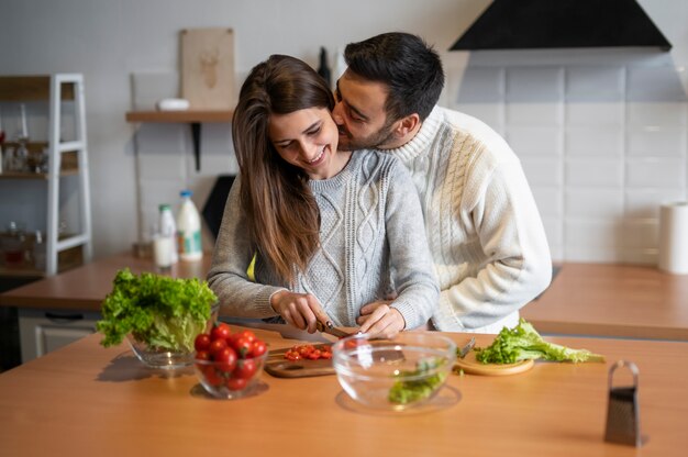 La famiglia trascorre del tempo insieme e cucina