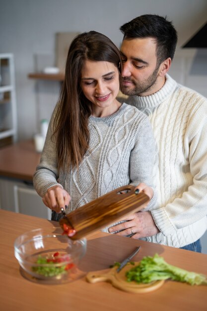 La famiglia trascorre del tempo insieme e cucina