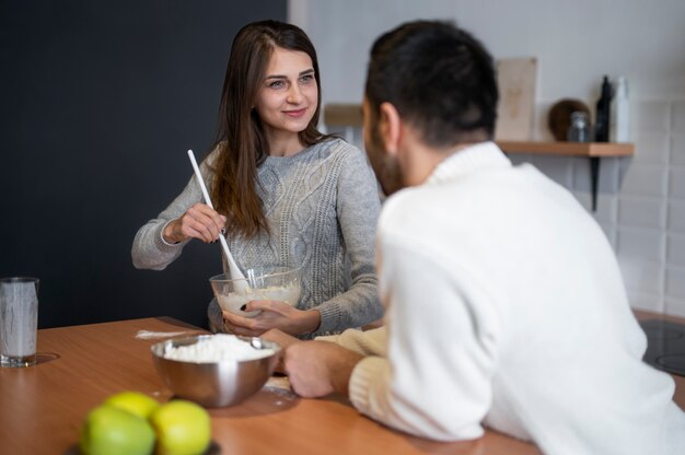 La famiglia trascorre del tempo insieme e cucina