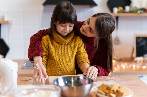 La famiglia trascorre del tempo insieme e cucina