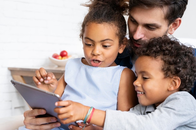 La famiglia trascorre del tempo insieme in casa