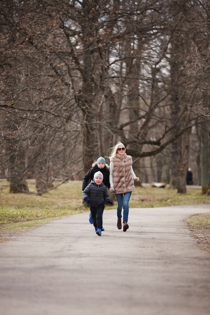 La famiglia trascorre il pomeriggio nel parco