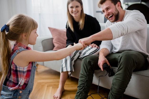 La famiglia urtando i pugni