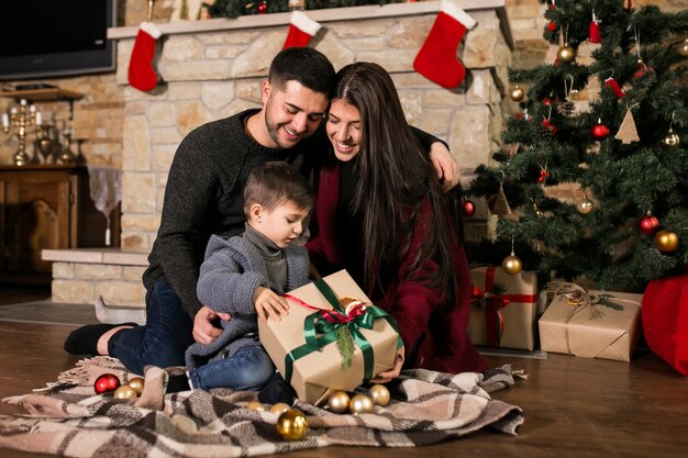 La famiglia vicino al camino a Natale