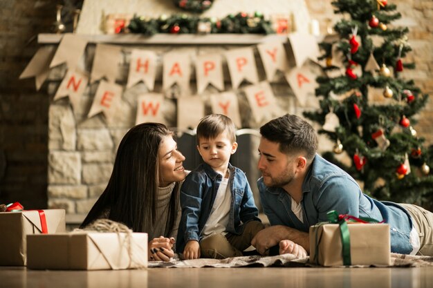 La famiglia vicino al camino a Natale