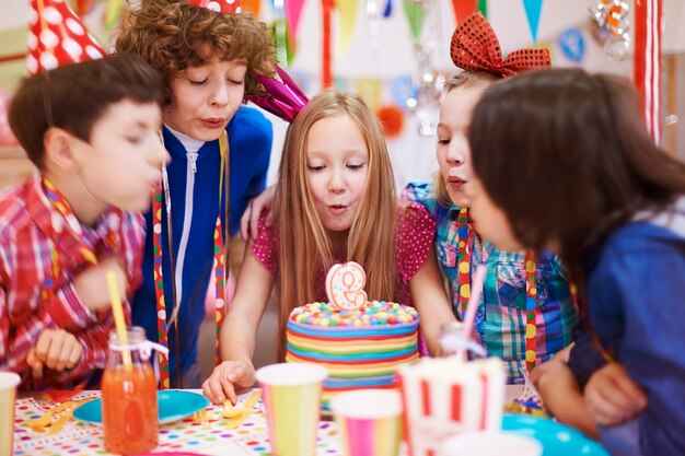 La festa di compleanno non si può fare senza la torta con la candela